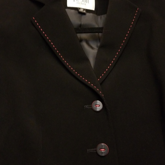 Sleek & Sophisticated Black Blazer - Picture 5 of 8